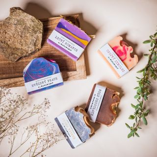 Udělejte svým nejbližším (klidně i kamarádce, nebo mamince) radost ručně vyráběným a voňavým mýdélkem od Almara Soap ❤️....